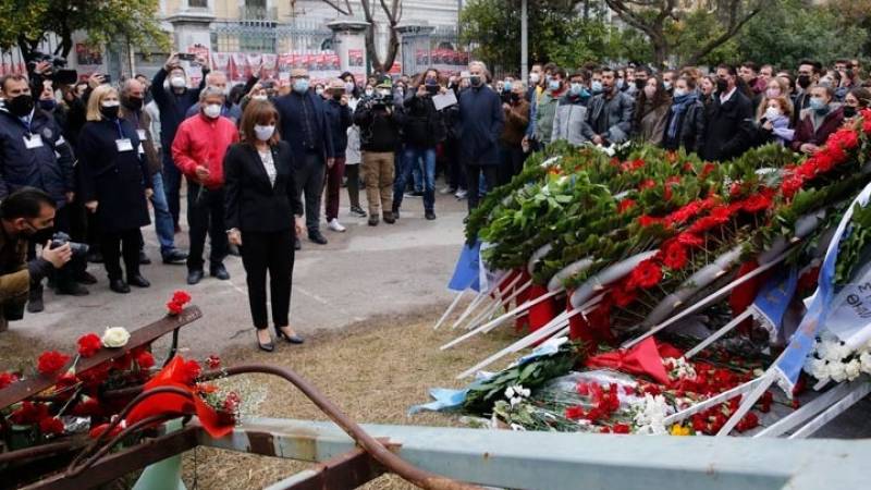 Η Πρόεδρος της Δημοκρατίας κατέθεσε στεφάνι στο Πολυτεχνείο: «&#039;Εχουμε χρέος να σταθούμε δίπλα στους νέους» (βίντεο)