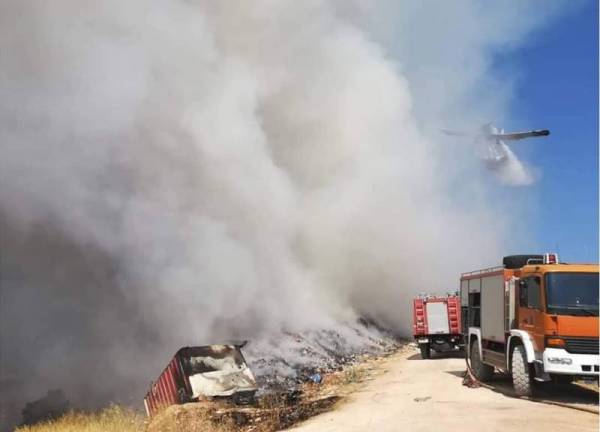 Μεσσηνία: Καίει ακόμα η φωτιά στο Αλιμάκι - Ψάχνουν λύση για τα σκουπίδια της Τριφυλίας