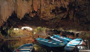 Ταλαιπωρία τουριστών στα Σπήλαια του Διρού λόγω έλλειψης λεμβούχων