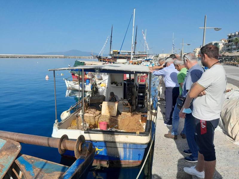 Αναμένοντας το φρέσκο ψάρι - Η «ιεροτελεστία» στο Μόλο του Πανελληνίου (Φωτογραφίες)