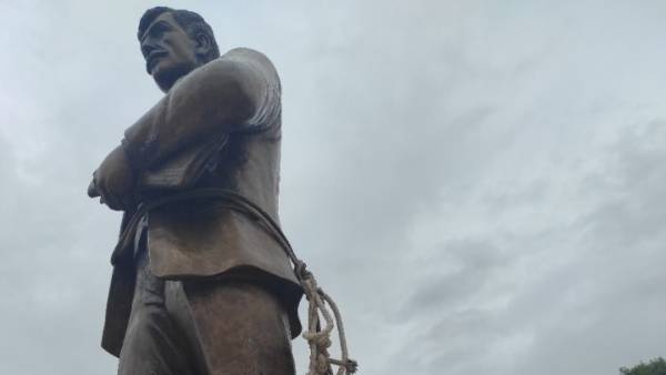 Θεσσαλονίκη: Επιχείρησαν να κλέψουν το άγαλμα του Νίκου Καπετανίδη (βίντεο)