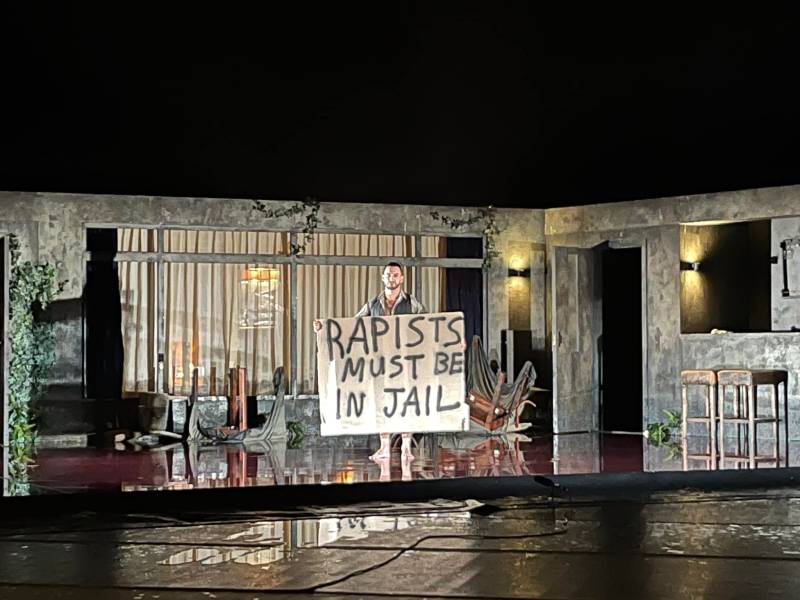 Πανό διαμαρτυρίας από καλλιτέχνες στο Φεστιβάλ Χορού Καλαμάτας: &quot;Οι βιαστές πρέπει να είναι φυλακή&quot;