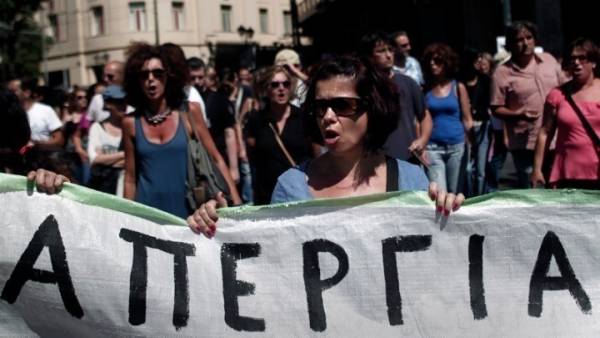 Πλήθος εργαζομένων στην απεργιακή συγκέντρωση και πορεία στο κέντρο της Αθήνας
