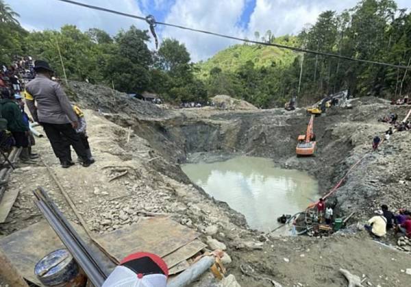 Ινδονησία: Τρεις νεκροί από κατολίσθηση σε παράνομο χρυσωρυχείο, έρευνες για εγκλωβισμένους επιζώντες