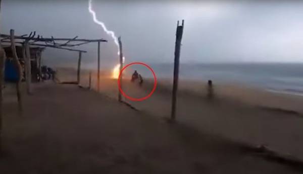 Μεξικό: Δύο άνθρωποι σκοτώθηκαν από κεραυνό σε παραλία (βίντεο)