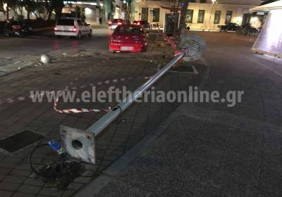 Καλαμάτα: "Ξεριζώθηκε" κολόνα φωτισμού στην κεντρική πλατεία