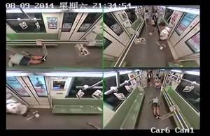Η απίστευτη αντίδραση των επιβατών όταν κάποιος λιποθυμά στο μετρό της Σαγκάης!