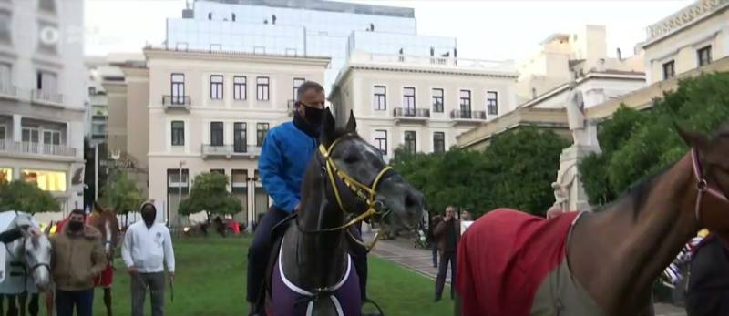Συγκέντρωση εργαζομένων του Ιπποδρόμου με άλογα, στο κέντρο της Αθήνας (βίντεο)