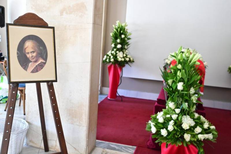 Οικογένεια και φίλοι αποχαιρέτησαν την Μπέτυ Βαλάση (βίντεο)