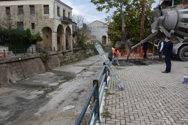 Kατασκευή πεζογέφυρας στο ρέμα Ξερίλα στη Θουρία
