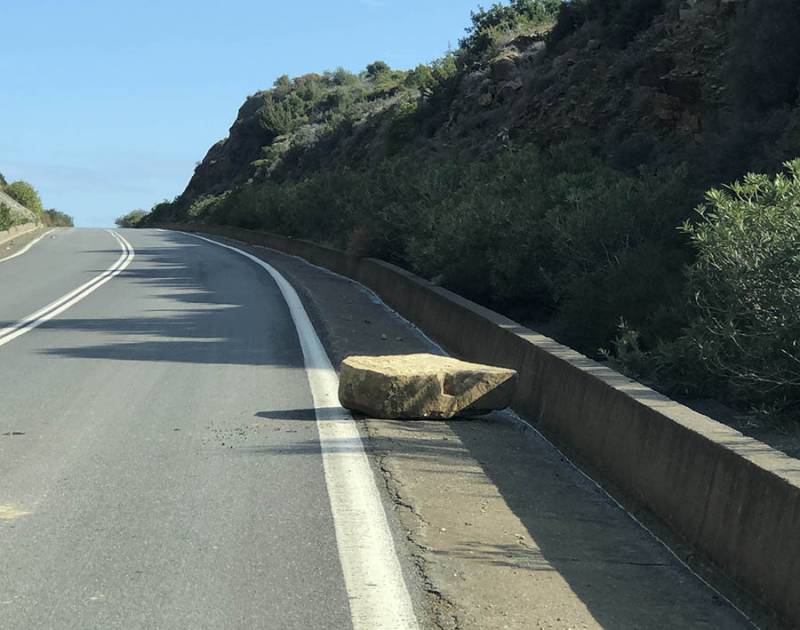 Πτώση πέτρας στο δρόμο Φοινικούντα - Μεθώνη