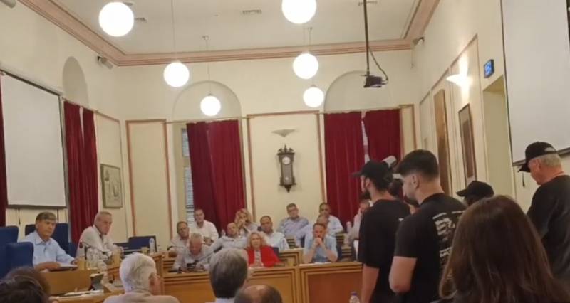 Διαμαρτυρία Ρουβίκωνα στο Δημοτικό Συμβούλιο Καλαμάτας για τις αυξήσεις της ΔΕΥΑΚ (βίντεο)