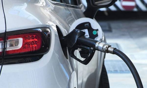 Κοντά στα 2 ευρώ το λίτρο η βενζίνη - Γιατί ανεβαίνουν οι τιμές των καυσίμων (Βίντεο)