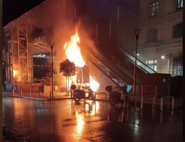 Φωτιά στις κυλιόμενες σκάλες στον ηλεκτρικό σταθμό του Πειραιά (βίντεο)