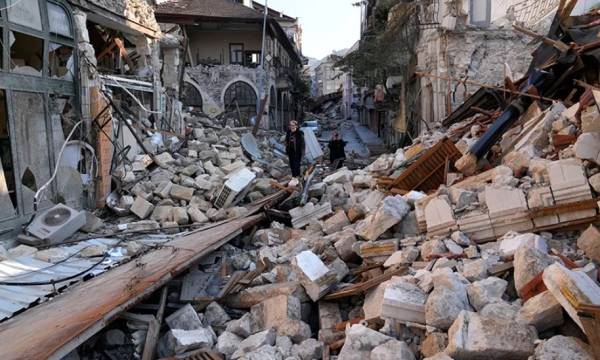 Κομισιόν: Προσφέρει 1 δισ. ευρώ για να βοηθήσει στην ανοικοδόμηση της Τουρκίας μετά τον σεισμό