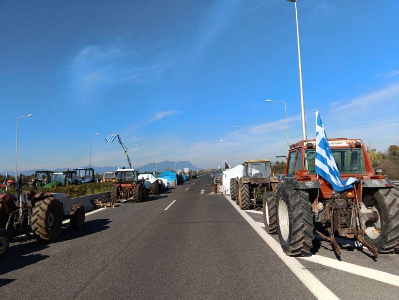 Παραμένουν στο μπλόκο οι αγρότες της Μεσσηνίας