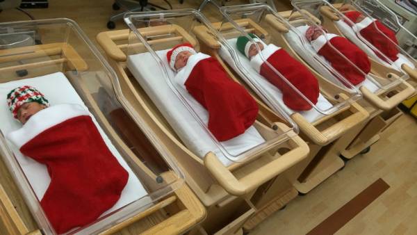 Μαιευτήριο τυλίγει τα νεογέννητα σε Χριστουγεννιάτικες κάλτσες