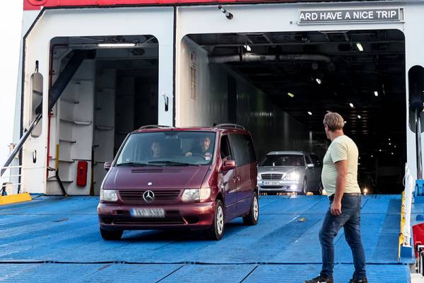 Πλήθος κόσμου αποχαιρέτισε τον 36χρονο που βρήκε τραγικό θάνατο στο λιμάνι του Πειραιά όταν απωθήθηκε προσπαθώντας να μπει στο Blue Horizon