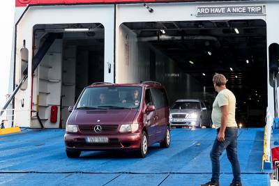 Πλήθος κόσμου αποχαιρέτισε τον 36χρονο που βρήκε τραγικό θάνατο στο λιμάνι του Πειραιά όταν απωθήθηκε προσπαθώντας να μπει στο Blue Horizon