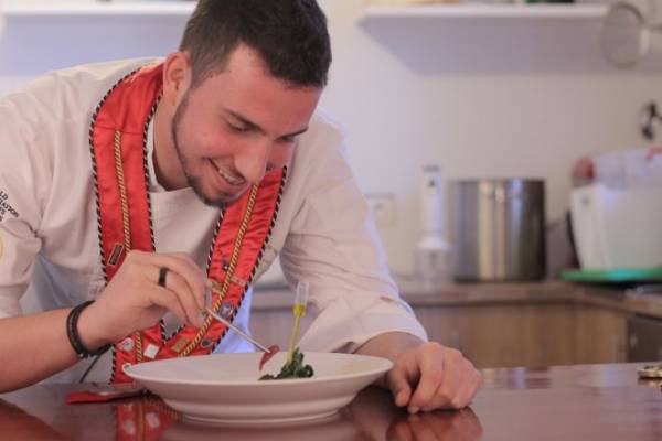Ο νεαρός σεφ Δημήτρης Καρανικόλας στη 17η Μπιενάλε Νέων Δημιουργών της Ευρώπης και της Μεσογείου