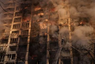Πόλεμος στην Ουκρανία: Νέα χτυπήματα σε πολυκατοικίες στο Κίεβο με νεκρούς - Αισιοδοξία για τις διαπραγματεύσεις