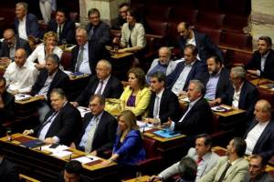 Βουλή: Χτυπούσαν τα έδρανα για τις παρεμβάσεις της Ζωής Κωνσταντοπούλου