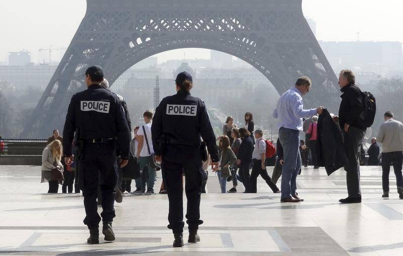 Παρίσι: Σκαρφάλωσε σε πολυκατοικία για να σώσει ένα 4χρονο παιδί κρεμασμένο στο κενό