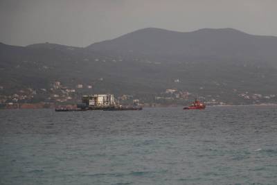Πλατφόρμα λόγω... καιρού κοντά στις ακτές της Καλαμάτας