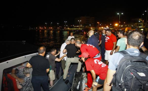 Μεγάλος αριθμός ατόμων έχει περισυλλεγεί από παραλίες: Στο Λιμεναρχείο Ραφήνας έχουν μεταφερθεί 3 νεκροί