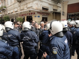 Τα ΜΑΤ σταμάτησαν τους διαδηλωτές στην Καλαμάτα (Βίντεο από την πορεία) 