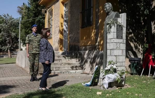 Σακελλαροπούλου: Στεφάνι στην προτομή του Σπ. Μουστακλή - Για τα 48 έτη από την αποκατάσταση της Δημοκρατίας