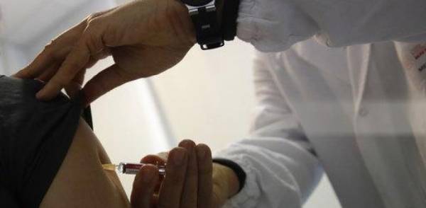 Πλιάτσικο στους εμβολιασμούς καταγγέλλει ο ΣΥΡΙΖΑ - Απάντηση από το Υπουργείο Υγείας