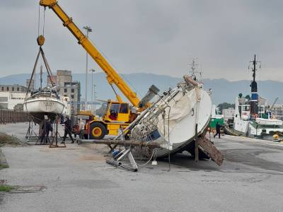 Λιμάνι Καλαμάτας: Ανέλκυσαν δύο κατασχεμένα ιστιοφόρα (βίντεο)