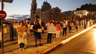 Καλαμάτα: Διαμαρτυρία για τα αρχαία της Υπαπαντής, όταν έφθασε η Μενδώνη (βίντεο-φωτογραφίες)