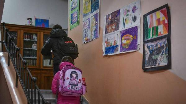 Καταγγελία στο Αίγιο: Καταδικασμένος για παιδοφιλία φέρεται να μπαινοβγαίνει σε δημοτικό σχολείο