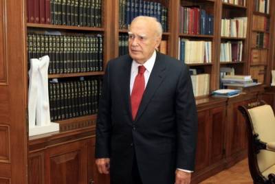 Στην κηδεία του Κάρολου Παπούλια ο δήμαρχος Καλαμάτας
