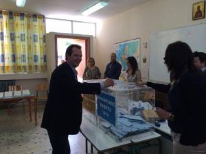 Στο 9ο Δημοτικο Κορίνθου ψήφισε ο υποψήφιος περιφερειάρχης Γ. Δέδες