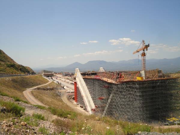 Χάθηκαν 4 μήνες στην κατασκευή γέφυρας στο Παραδείσια - Τσακώνα