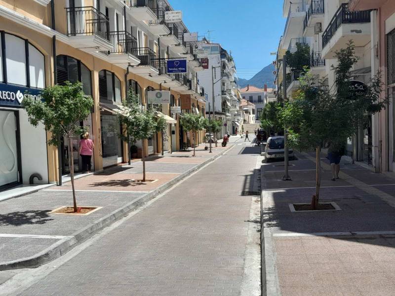 Στη... μέση μένει η ανάπλαση της Κολοκοτρώνη