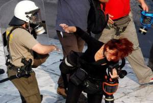Επίθεση από τα ΜΑΤ καταγγέλλουν Ελληνες φωτογράφοι στους &quot;Ρεπόρτερ Χωρίς Σύνορα&quot;