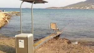 Μηχανισμός για αναπήρους  στην παραλία της Καλαμάτας