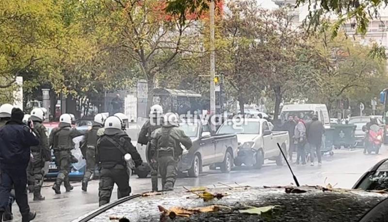 Θεσσαλονίκη: Ένταση έξω από το Ιπποκράτειο μεταξύ Ρομά και ΜΑΤ για τον πυροβολισμό του 16χρονου (Βίντεο)