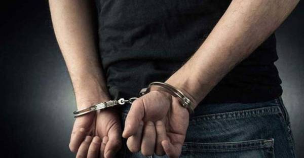Σύλληψη για κλοπή από αυτοκίνητο στο Βρωμονέρι