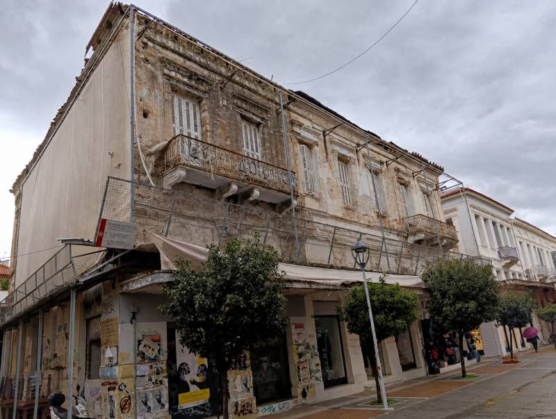 Αντιπαράθεση στο Δημοτικό Συμβούλιο για τα εγκαταλελειμμένα ιστορικά κτίρια - Η επόμενη μέρα για «Αχίλλειον» και κτήριο Κατσουλέα