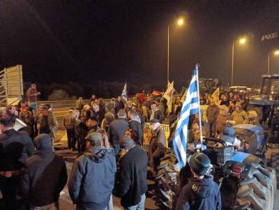 Καλαμάτα: Παραμένουν στο μπλόκο οι αγρότες - Μηχανοκίνητη πορεία αλληλεγγύης στον αυτοκινητόδρομο (βίντεο)