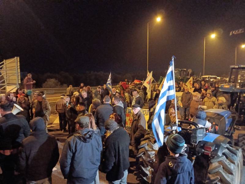 Καλαμάτα: Παραμένουν στο μπλόκο οι αγρότες - Μηχανοκίνητη πορεία αλληλεγγύης στον αυτοκινητόδρομο (βίντεο)