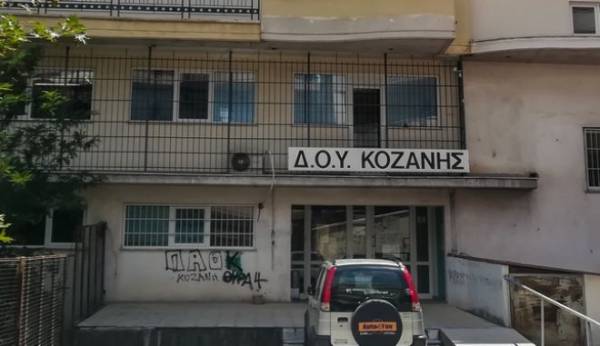 Επίθεση με τσεκούρι στην Κοζάνη: Επαναλειτουργεί η ΔΟΥ, παρουσία ψυχολόγου