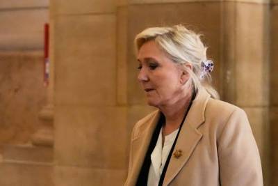 Μαρίν Λεπέν: Θα είμαι υποψήφια στις προεδρικές εκλογές και «χωρίς βραχιολάκι»