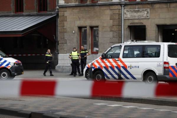 «Τρομοκρατική» χαρακτηρίζουν οι αρχές την επίθεση στον κεντρικό σιδηροδρομικό σταθμό του Άμστερνταμ