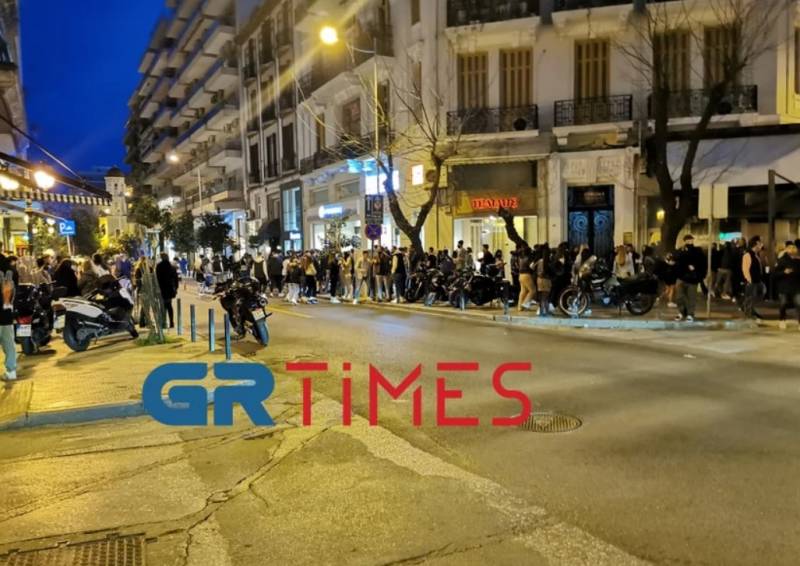 Θεσσαλονίκη: Παρέμβαση της αστυνομίας σε άτομα που έπιναν ποτά έξω από καταστήματα που λειτουργούν με take away (Βίντεο)